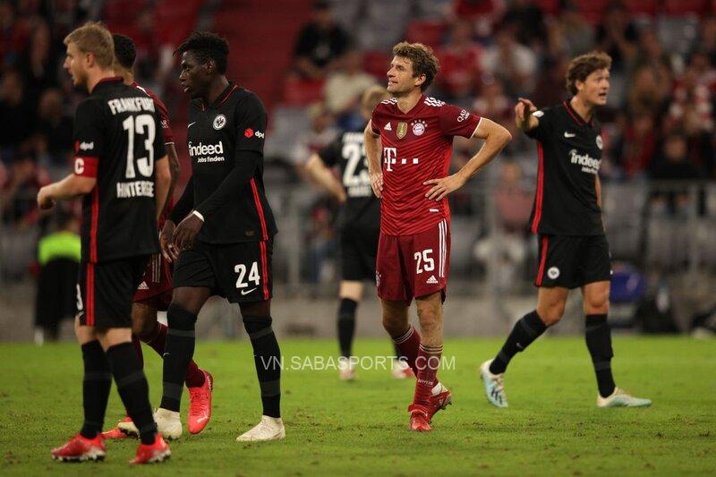 Frankfurt có màn lội ngược dòng ngoạn mục ngay trên sân Allianz Arena