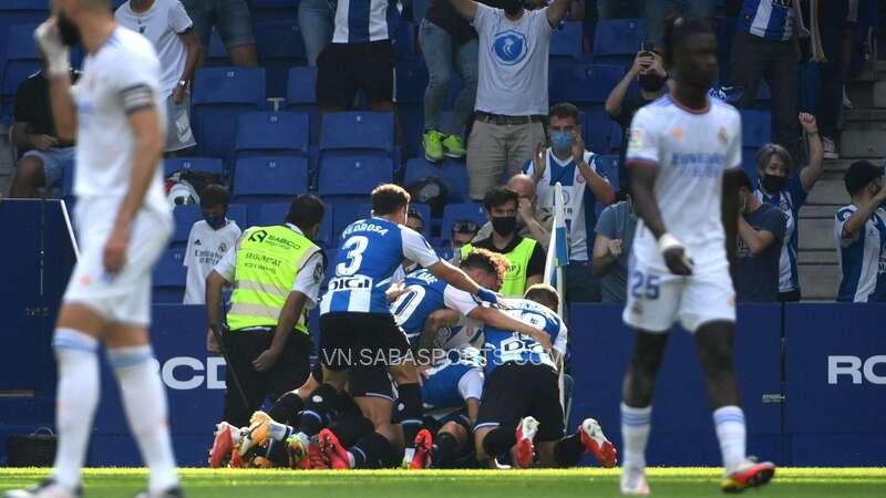 Các cầu thủ Espanyol ăn mừng sau bàn thắng thứ 2 vào lưới Real Madrid