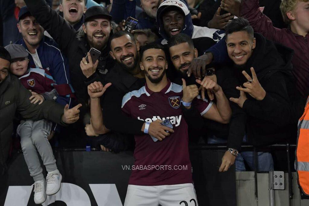 Benrahma ăn mừng cùng CĐV West Ham