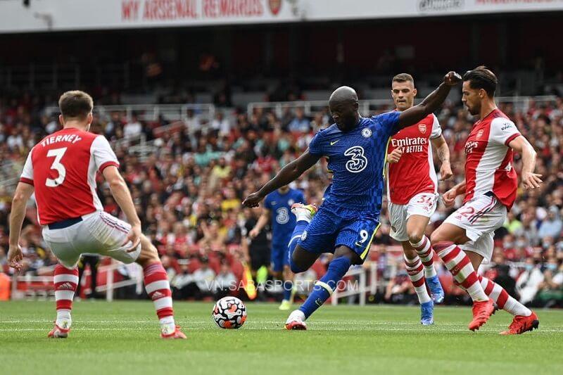 Lukaku không ngại tiến về phía đối thủ. (Ảnh: Evening Standard)