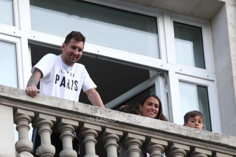 Messi vẫy tay chào người hâm mộ từ ban công khách sạn