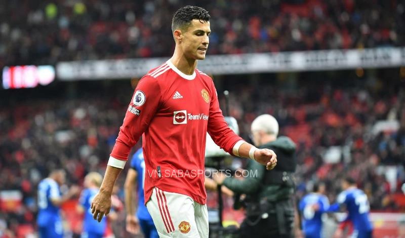 Ronaldo bực tức đi thẳng vào đường hầm