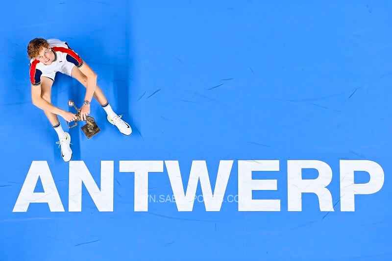 Sinner ăn mừng chức vô địch ở Antwerp. (Ảnh: tennis.com)