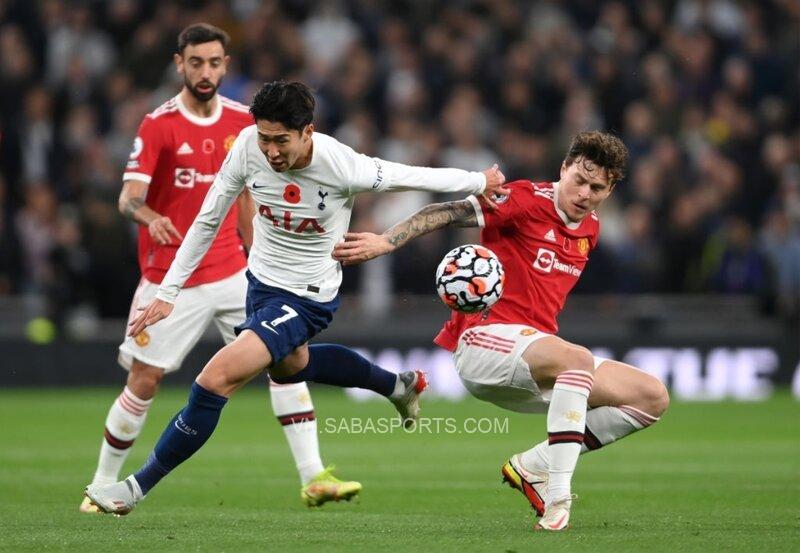 Son Heung Min bất lực nhìn Tottenham đại bại