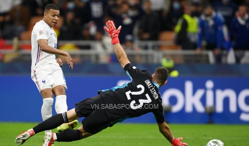 Tại sao Mbappe không việt vị trong bàn ấn định chức vô địch cho Pháp?