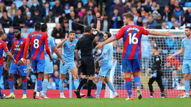 Chiếc thẻ đỏ của Laporte nhấn chìm hy vọng có điểm của Man City