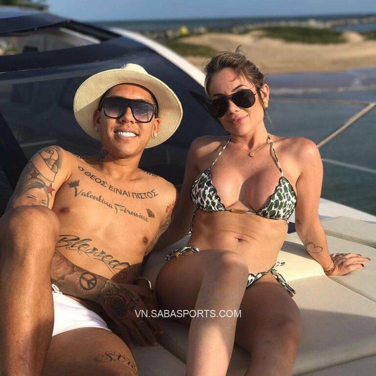 Firmino có cô vợ sở hữu nét đẹp rực lửa