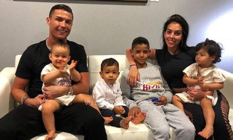 Georgina hiện đang chăm sóc 4 người con của Ronaldo