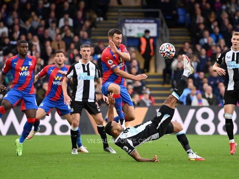 Newcastle thoát thua một cách may mắn trước Crystal Palace