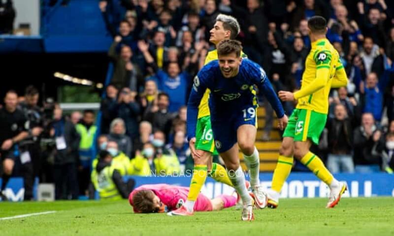 Mount bùng nổ với cú hattrick vào lưới Norwich