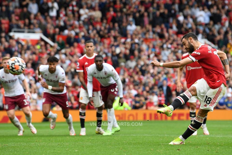 Bruno có cú sút 11m lên trời trước Aston Villa