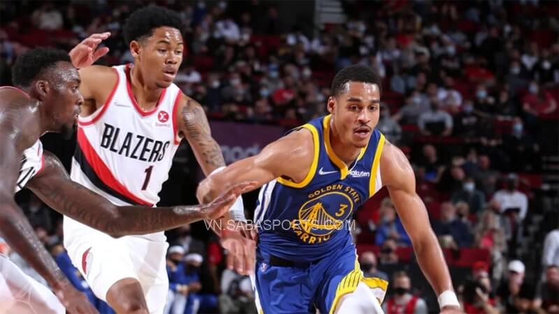 Jordan Poole trong trận đấu với Blazers