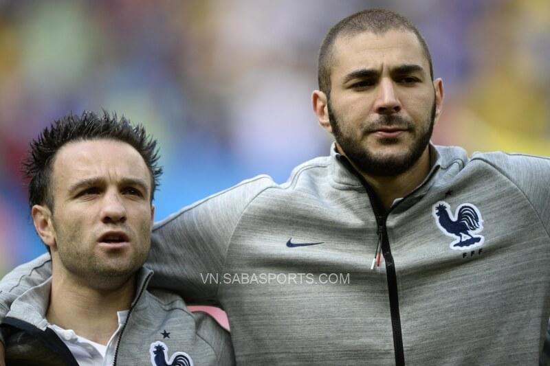 Mathieu Valbuena (trái) và Karim Benzema