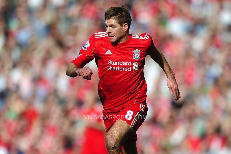 Hồi mùa 2011/12, Steven Gerrard vẫn còn khoác áo Lữ đoàn Đỏ. (Ảnh: Bleacher Report)