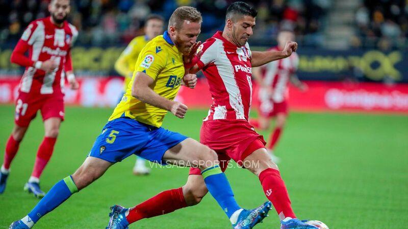 Atletico Madrid gặp khó trong việc xuyên thủng màn lưới của Cadiz trong hiệp 1