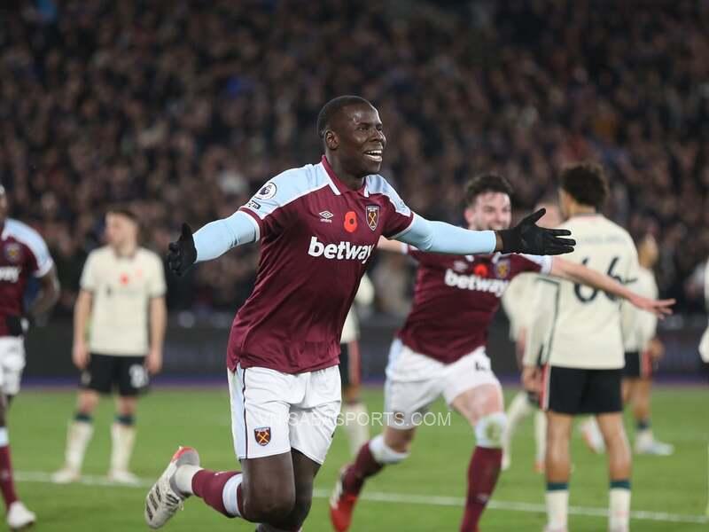 Zouma mang về bàn thắng thứ 3 cho West Ham ở trận đấu này