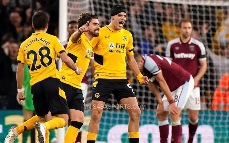 Jimenez đóng vai người hùng mang về 3 điểm dành cho Wolves