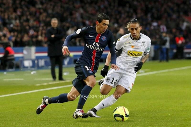 Ketkeophomphone theo kèm Angel Di Maria. (Ảnh: Tiền Phong)