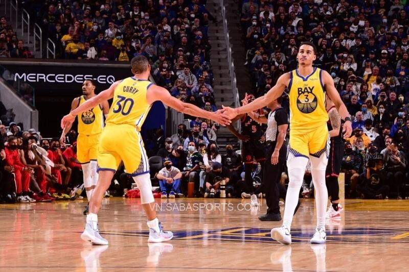 Jordan Poole đảm nhận xuất sắc vị trí Klay Thompson để lại