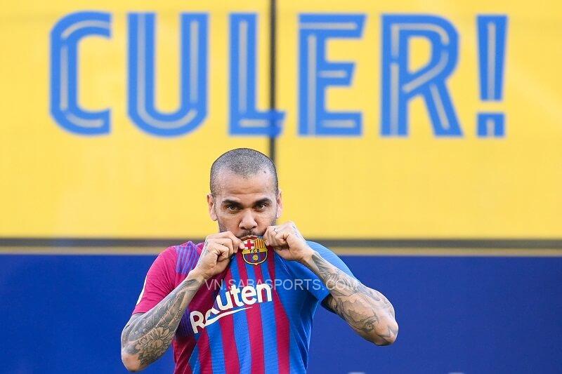 Alves thể hiện tình yêu với Blaugrana. (Ảnh: VnExpress)