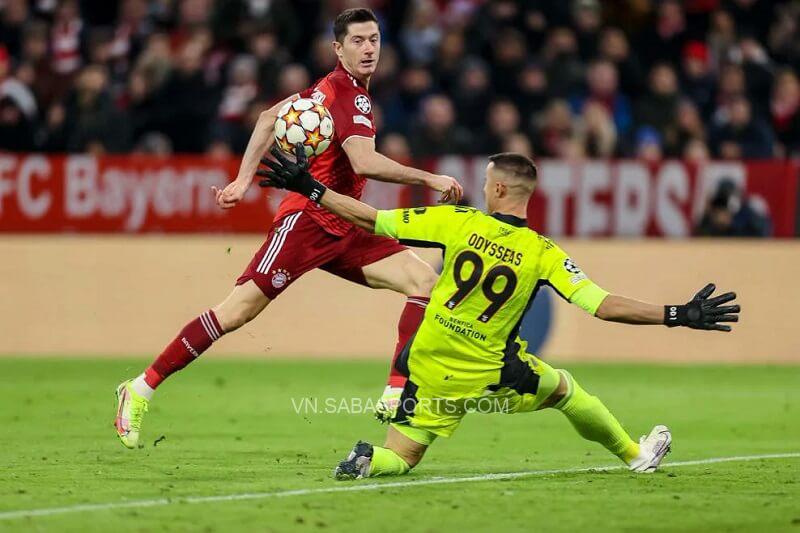 Giống như bao đội bóng khác, Benfica không thể kìm tỏa Lewandowski.