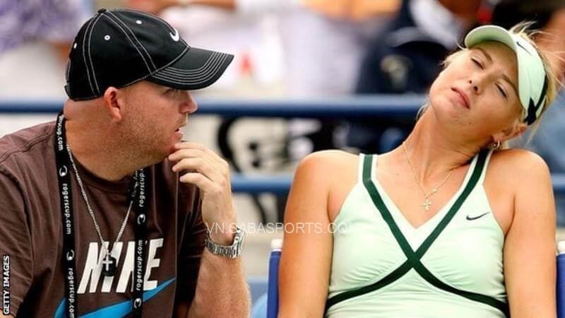 Michael Joyce hướng dẫn Sharapova. (Ảnh: Tennis News)