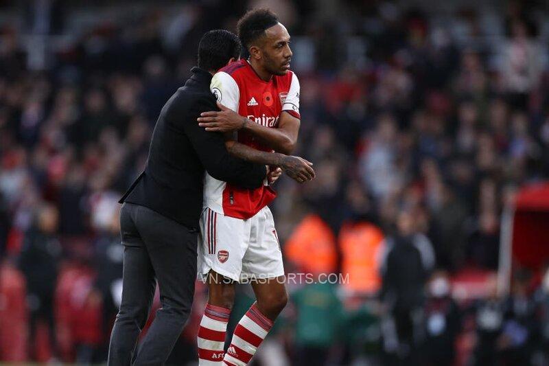 Mikel Arteta ăn mừng cùng trò cưng Aubameyang