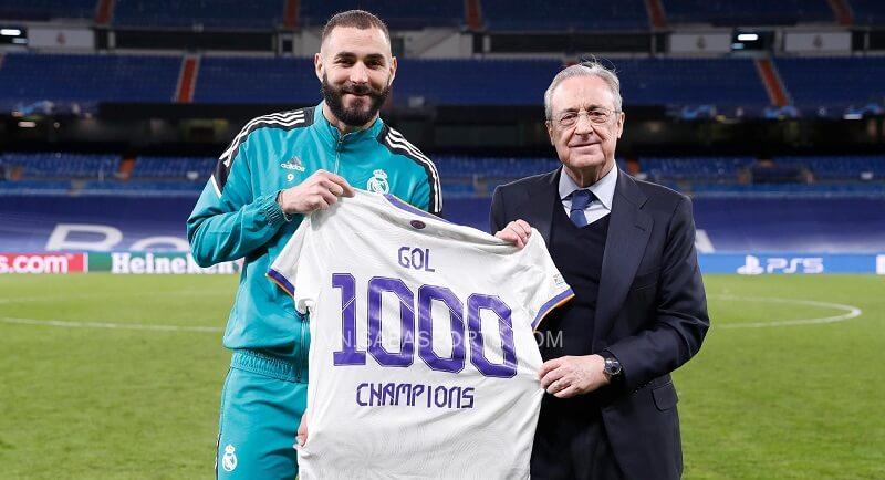 Benzema nhận quà kỷ niệm từ Chủ tịch Florentino Perez. (Ảnh: Real Madrid)