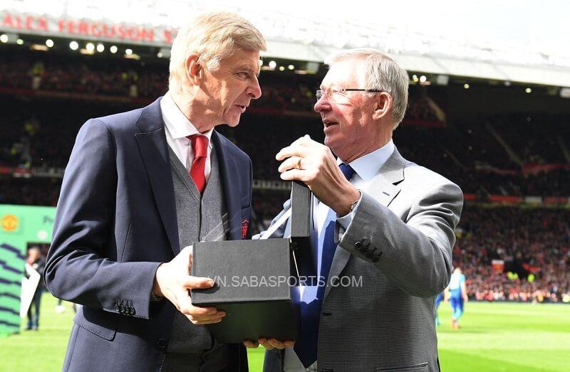 Sir Alex thay mặt Man United tặng quà cho Wenger hồi năm 2018. (Ảnh: The Guardian)