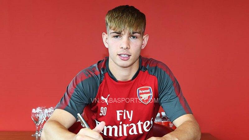 Smith Rowe ký hợp đồng với Pháo thủ. (Ảnh: Arsenal)