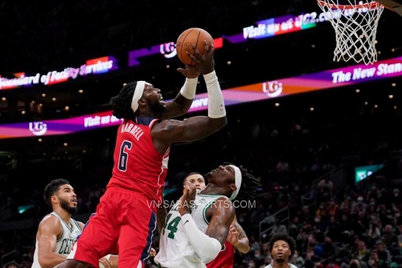 Montrezl Harrell cũng mang về nguồn sinh khí cực lớn cho Wizards với trung bình 19,3 điểm và 10,2 rebound