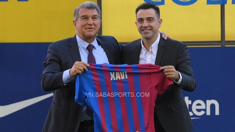 Xavi và Chủ tịch Joan Laporta.