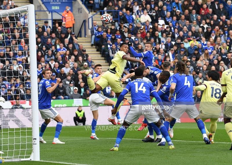 Gabriel đánh đầu thành bàn cho Arsenal (Ảnh: Getty Images)