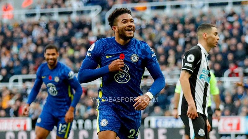 Reece James có cú đúp vào lưới Leicester