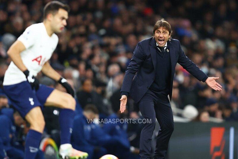 Conte như thường lệ vẫn rất máu lửa bên ngoài đường pitch