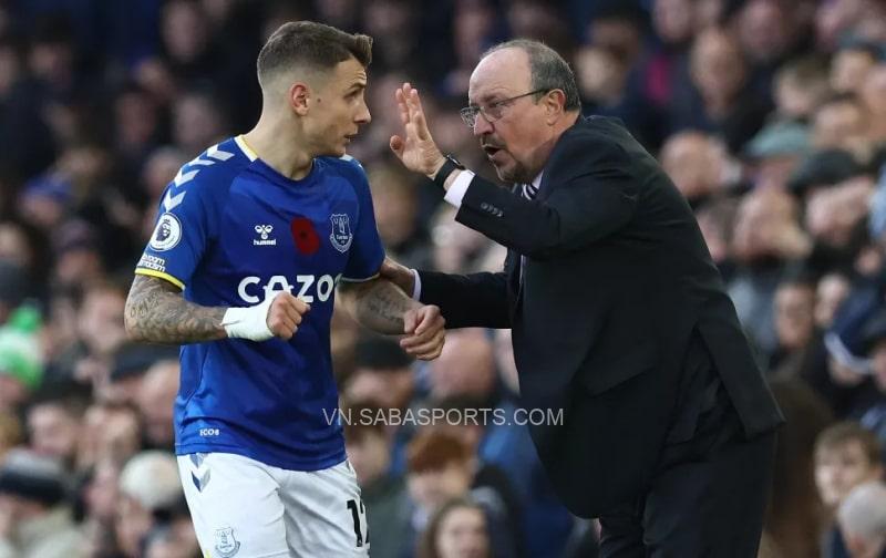 Digne mâu thuẫn HLV Benitez, Everton tìm người thay thế