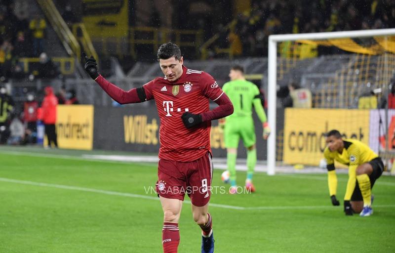 Lewandowski trừng phạt sai lầm của Hummels để gỡ hòa cho Bayern