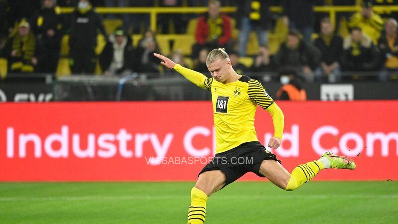 Haaland mở tỷ số cho Dortmund trên chấm phạt đền