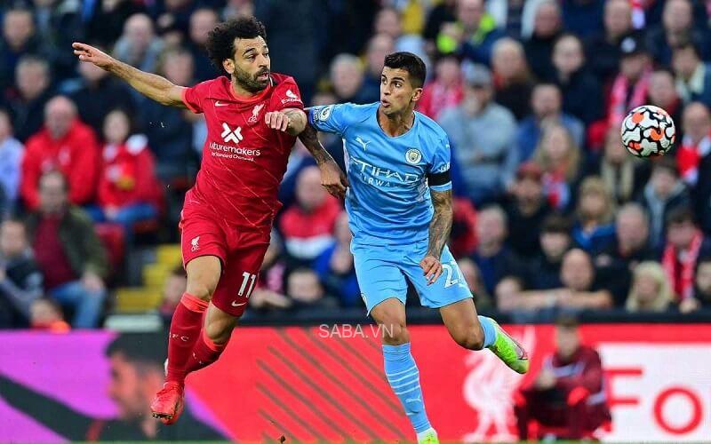 Liverpool mất điểm trong khi Man City chơi ổn định. 