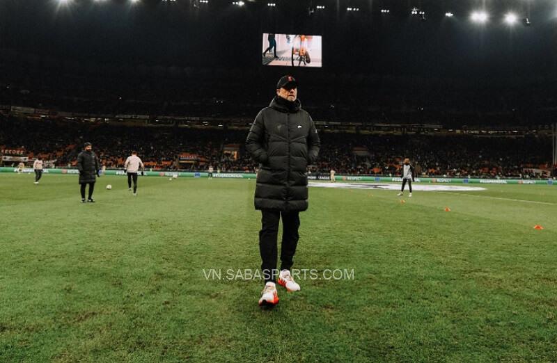 Klopp trên sân San Siro cách đây một tuần. (Ảnh: Liverpool)