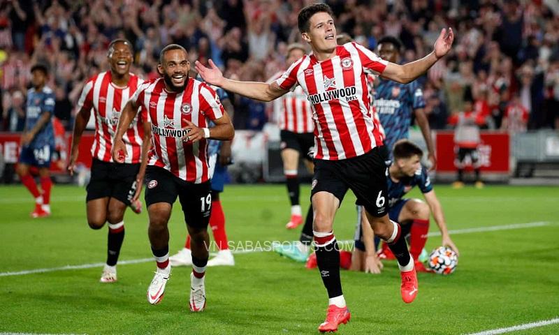 Brentford gây ấn tượng dù mới lên hạng. 