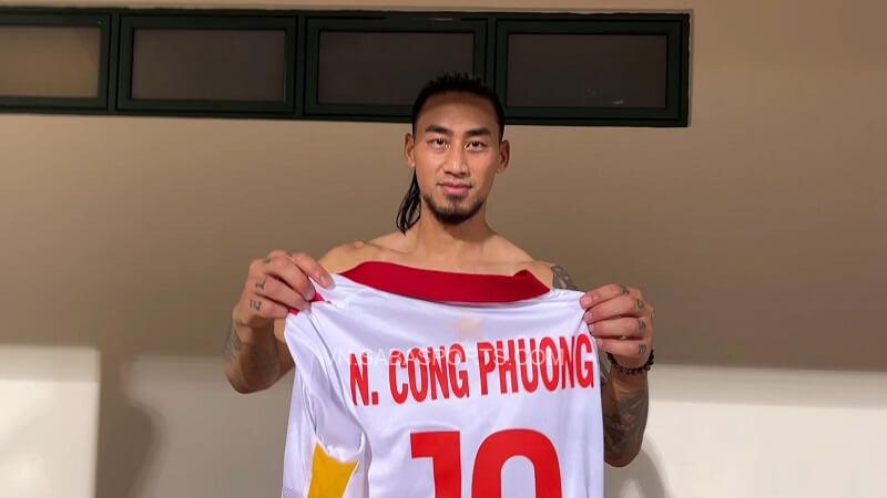 Billy và kỷ niệm trong lần đầu dự AFF Cup. (Ảnh: Thanh Niên)