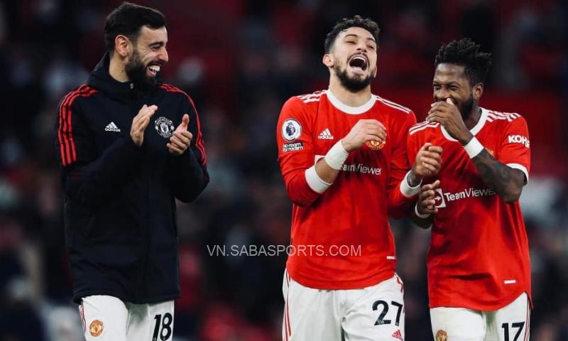 Bruno và Telles trêu chọc cú sút của Fred là quả tạt