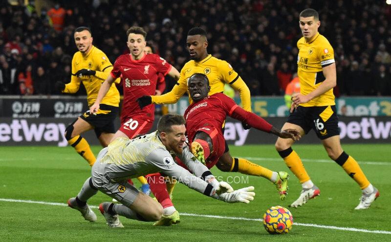 Liverpool gặp bế tắc trước hàng thủ kín kẽ của Wolves