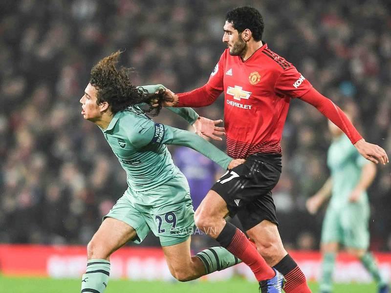 Fellaini đã có pha giật tóc với người đàn em tóc xù gần như cầu thủ này