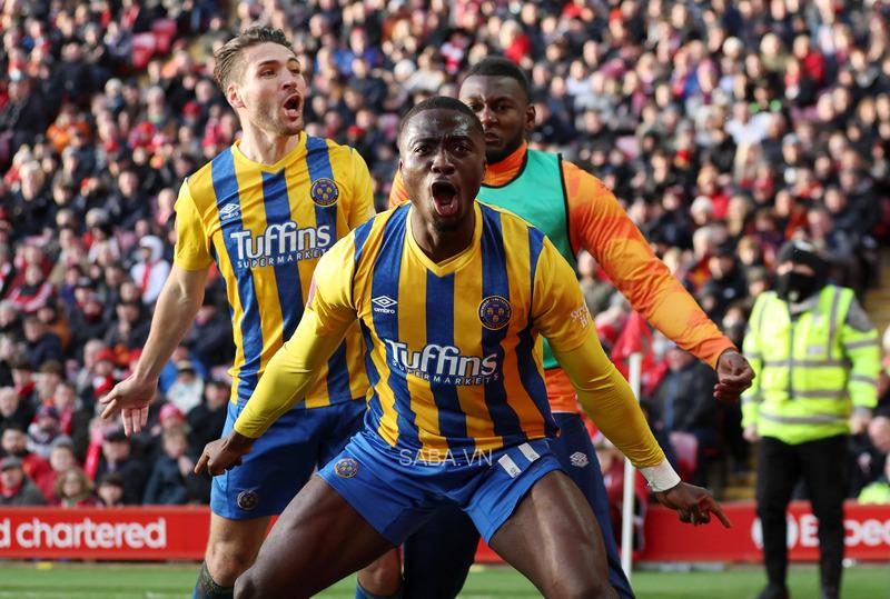 Shrewsbury Town bất ngờ vươn lên dẫn trước Liverpool