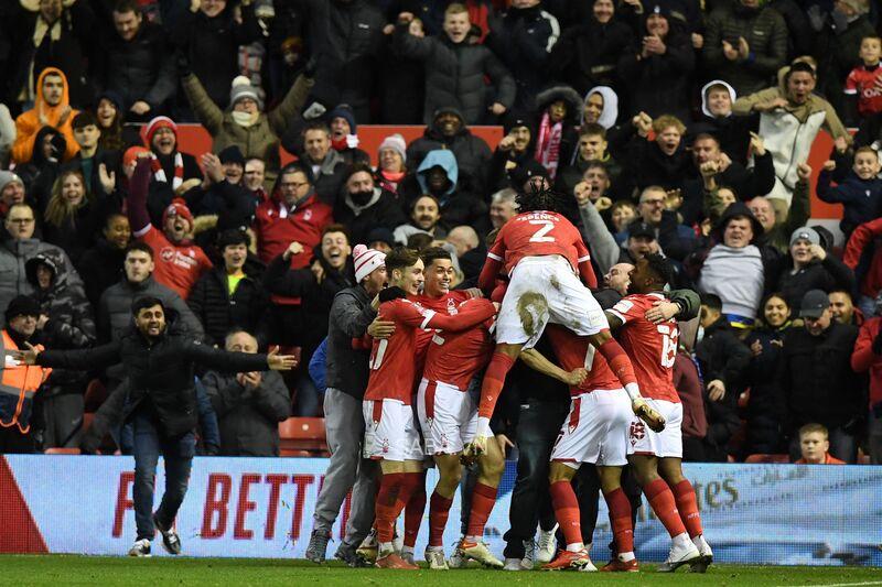 Các CĐV của Nottingham Forest ăn mừng bàn thắng của Grabban