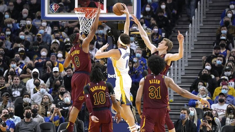 Klay có màn úp rổ khiến khán giả thích thú