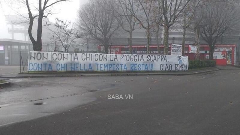 CĐV Inter cũng không còn quý mến Lukaku, bằng chứng là tấm biểu ngữ này. (Ảnh: Twitter)