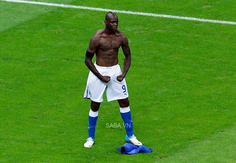 Balotelli từng tỏa sáng rực rỡ trong màu áo ĐT Italia 